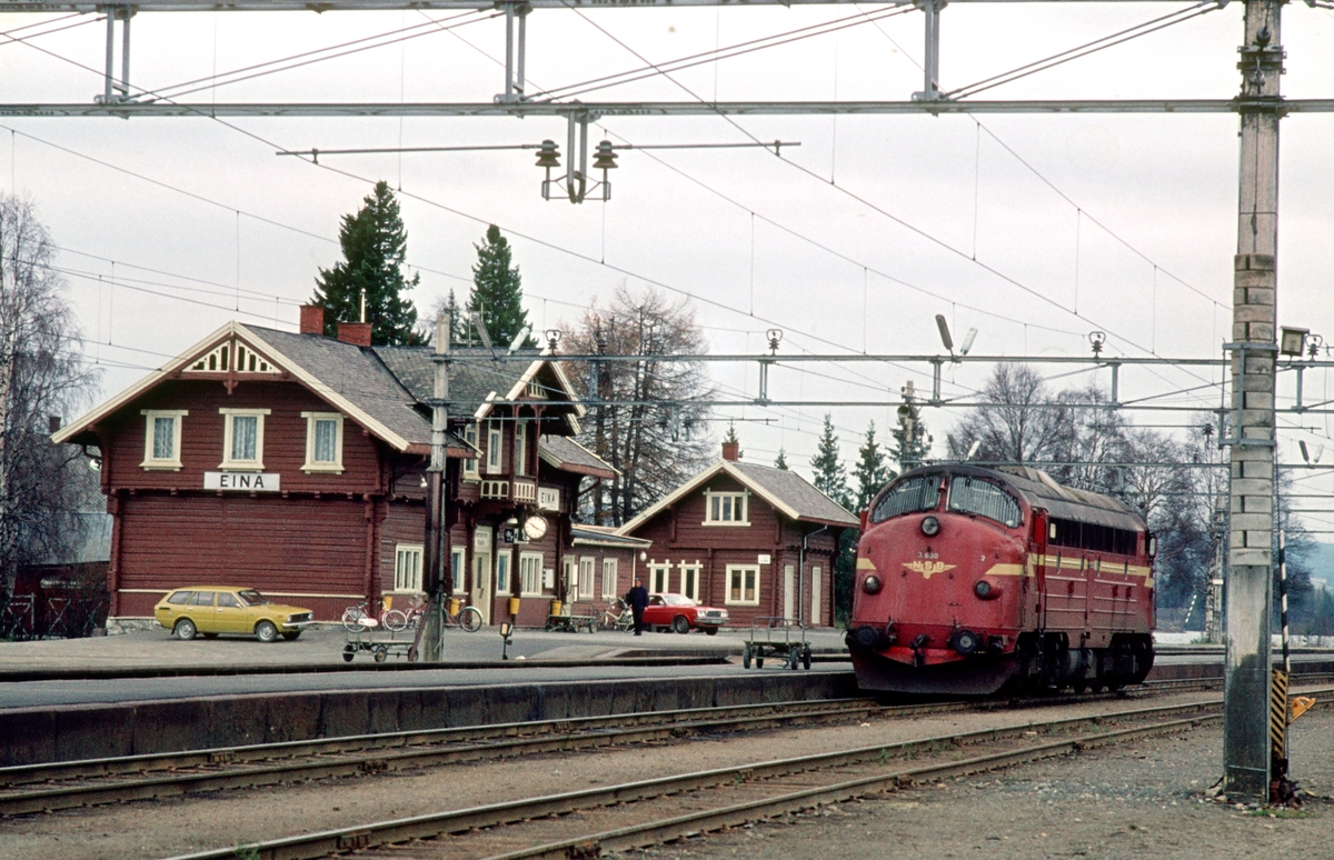 Løslok fra Oslo Ø, NSB dieselelektrisk lokomotiv Di 3 630, har ankommet Eina. Lokomotivet skal overta tog 281 (Oslo Ø - Fagernes), og være toglok på Valdresbanen i en uke. Hver søndag ble Valdresbanens lokomotiv byttet til/fra Trondheim, som var vedlikeholdsbasen for disse diesellokomotivene.