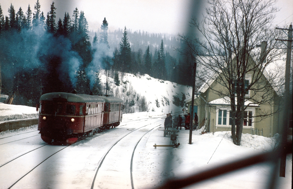 Kryssing i Reitan stasjon. Bildet er tatt fra lokomotivet i tog 302, Trondheim - Oslo Ø. Persontog Røros - Trondheim i spor 2 med dieselmotorvognsett type 86.