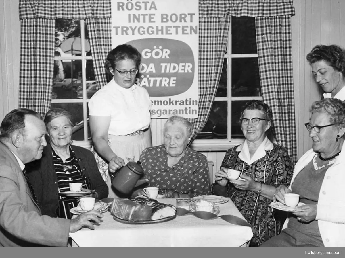 Folkpensionärer på kaffekalas i Fjärdingslöv den 22/8 1960. Från vänster Edvin Malmsjö, Jenny Jönsson, Karin Jönsson, Ida Svensson, Ester Mårtensson och Maria Johansson.