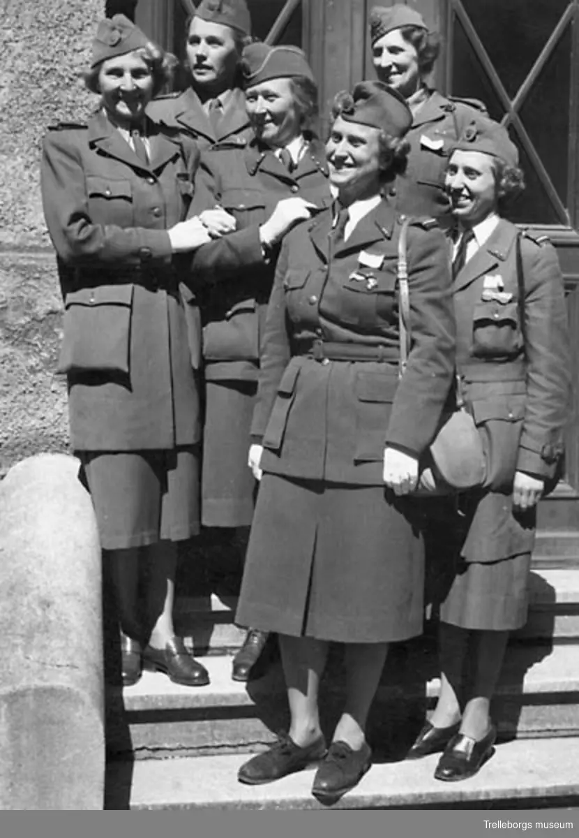 Kvinnliga bilkåren. Från vänster: 3-dje kårchef Signe Karlmark, 4-dje Ruth Jeppsson och 6-te May Renmarker.