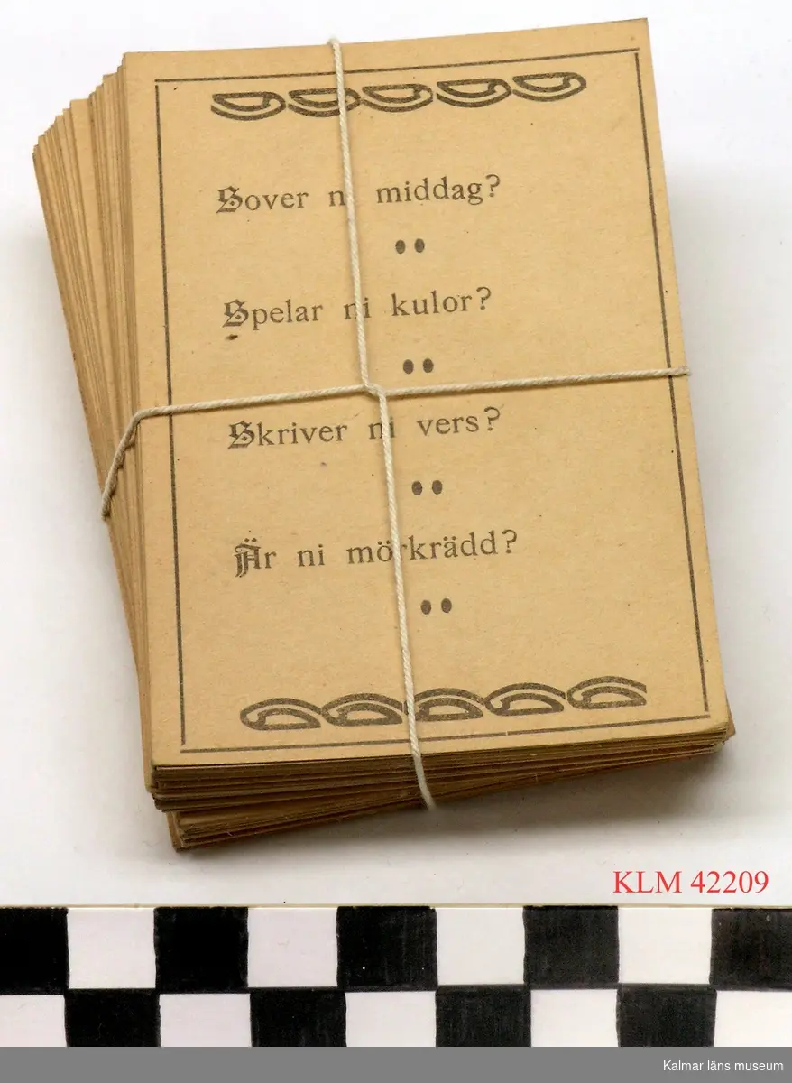 KLM 42209 Kortspel, papper. Kortlek, med 48 rektangulära kort av ofärgad kartong, tryckt text, olika fraser. En del kort har frågor, andra har svar.