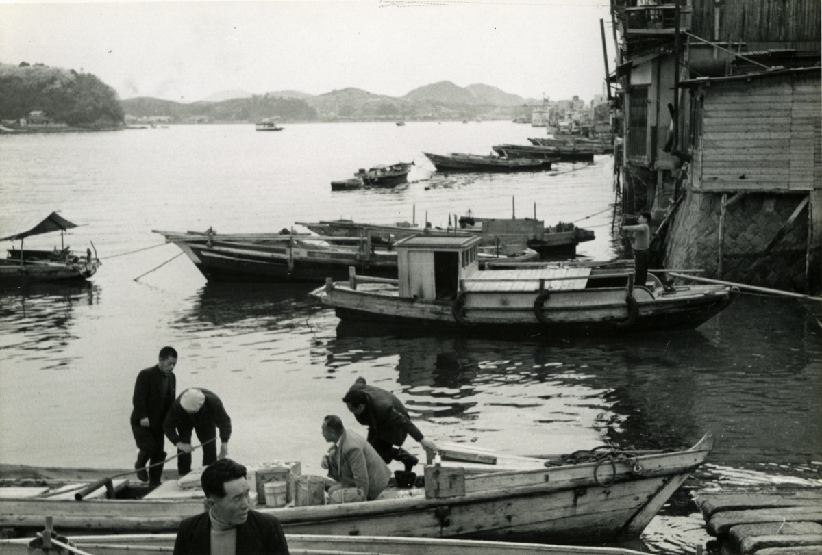 Fiskere i havnen. - Mannskapet på T/S 'Kingsville' (b.1956, Lithgows Ltd., Port Glasgo), i Japan etter grunnstøtingen.