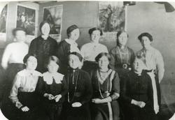 Kvinneforeningen "Samhold". Foran fra venstre: ukjent, ukjen
