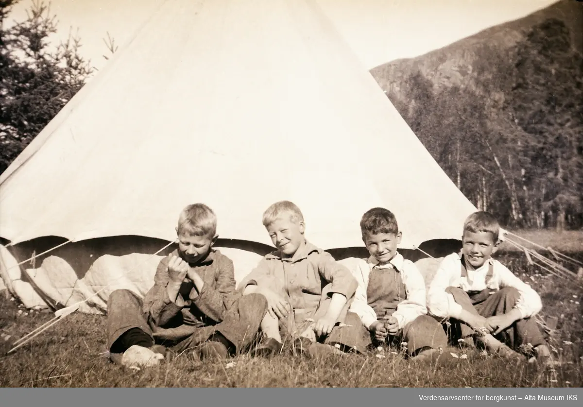 Fire barn avbildet framfor et telt som var satt på Jøraholmen, antatt 1936. Fra venstre: Per, ukjent, Arne og Roar.