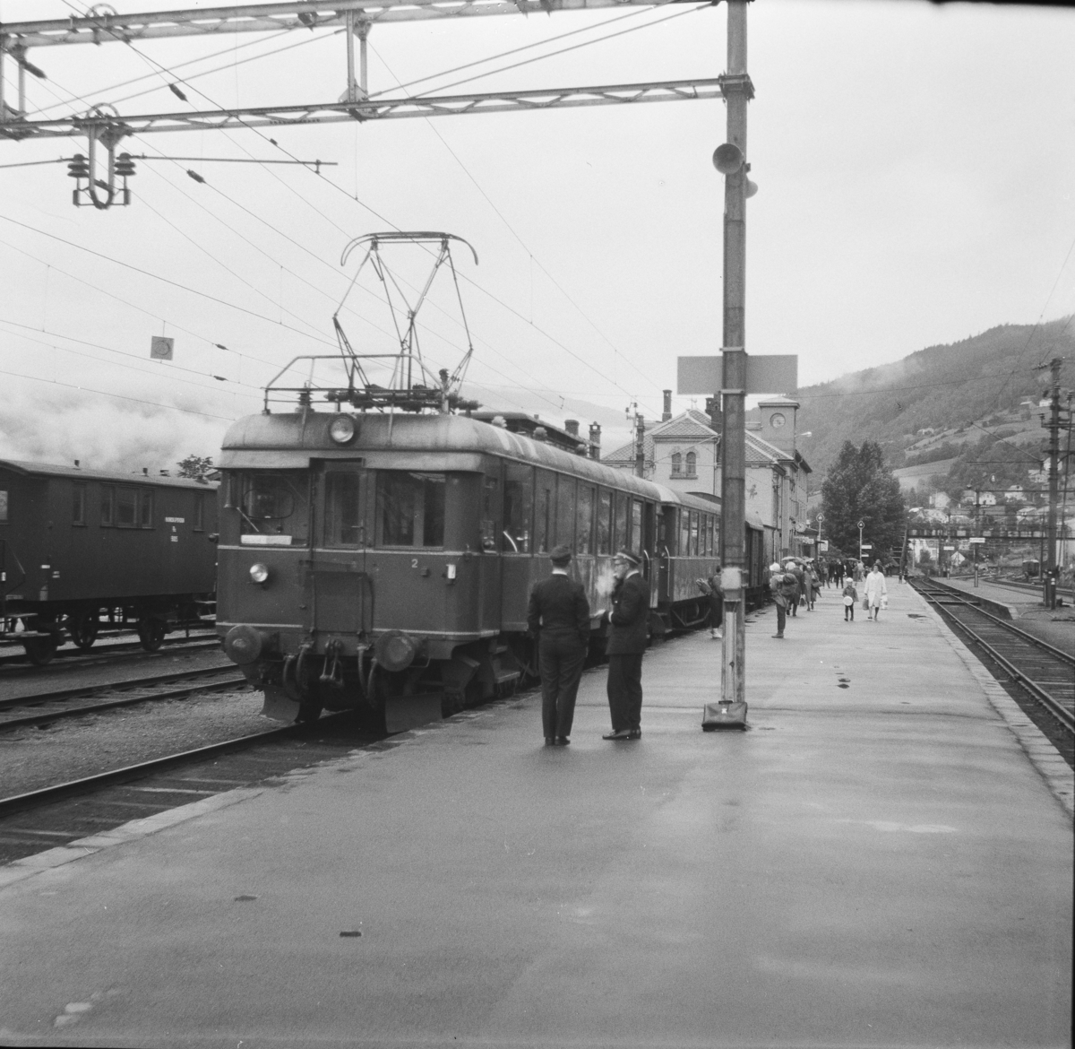 Tog til Granvin står klart til avgang på Voss stasjon.