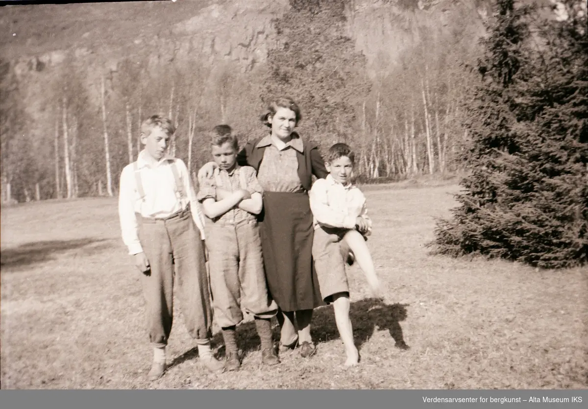 Per, Roar, Tora og Arne Jøraholmen poserer foran skogen på Jøraholmen en solfylt dag i 1937.