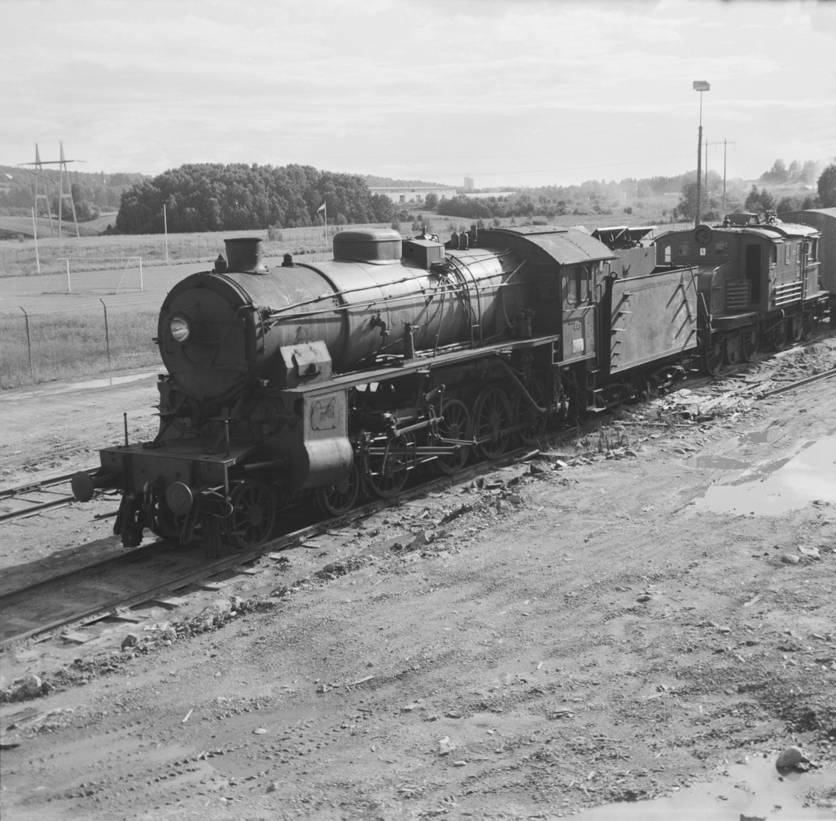 Utrangert damplok type 31b nr. 449 på Grorud verksted. Lokomotivet ble utrangert i mai samme år. I bakgrunnen utrangert elektrisk lokomotiv type El 1.