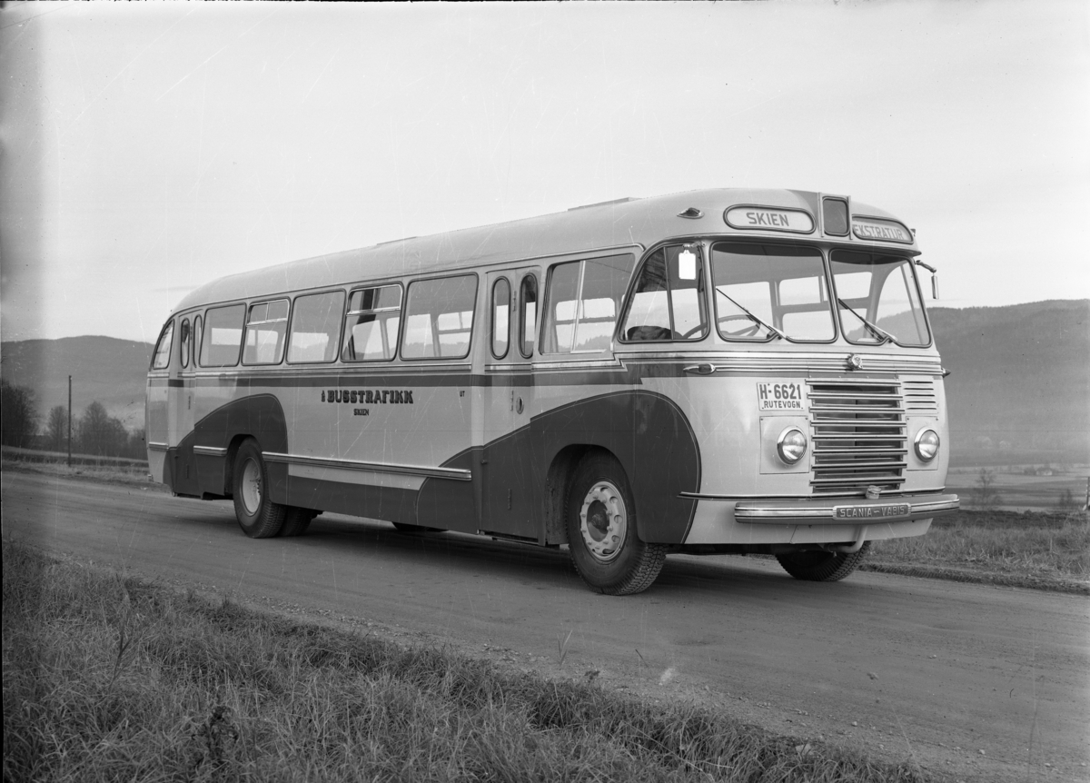 En buss fotografert. A/S Busstrafikks buss på veien over Ballestadhøyda/Ballestadhøgda.
