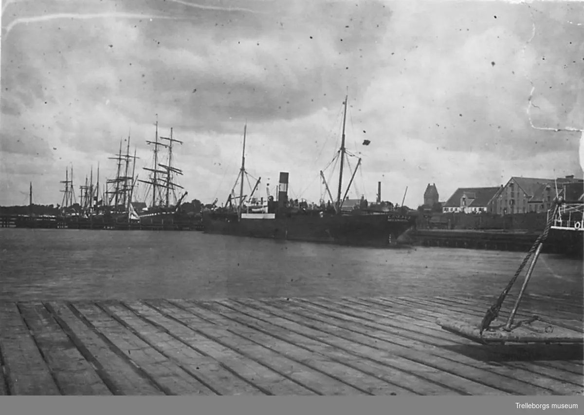 Segelfartyg i hamnen 1890-talet. Negativ  nummer 12171.