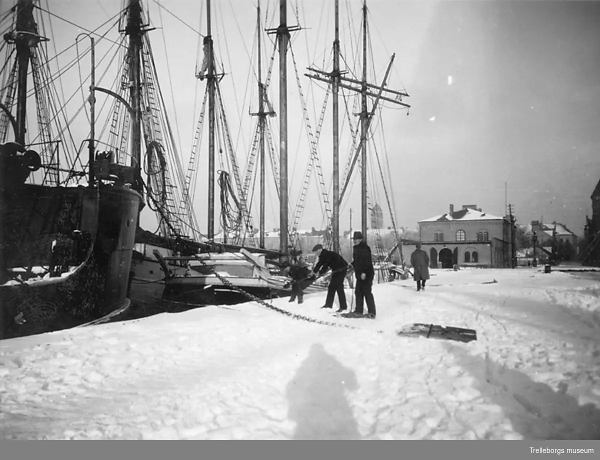 Segelfartyg i vinterväder. Vinterliggare vid östra kajen 1930.