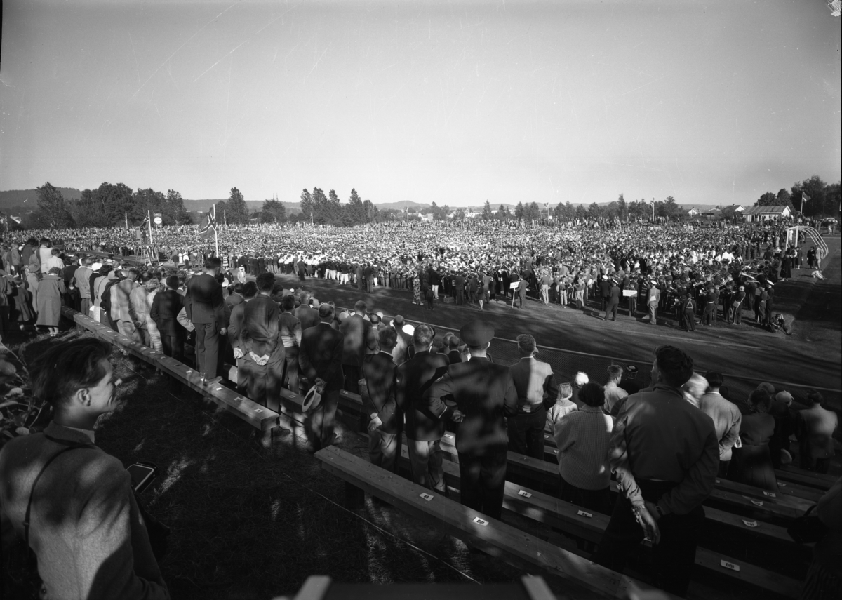 "Landsguttemusikkstevne i Skien juli 1956. Felleskonsert av 11.000 gutter". Odd stadion.