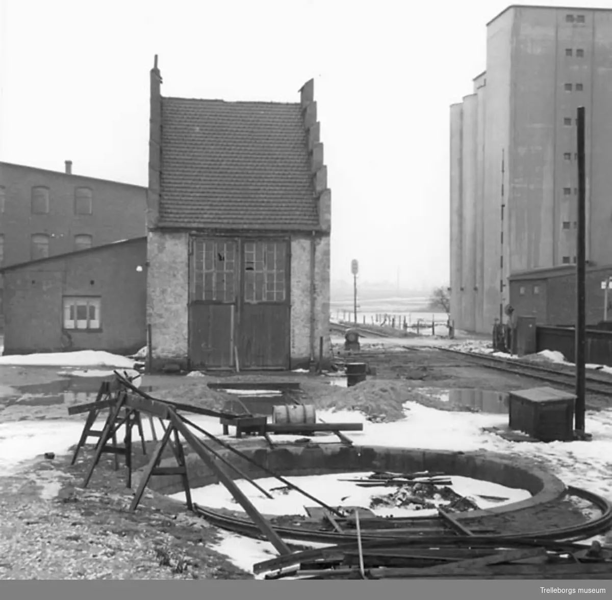Lokstall Vellinge. Lokstallet låg i nordvästa delen av bangården.Den var uppförd 1904 och revs 1963.