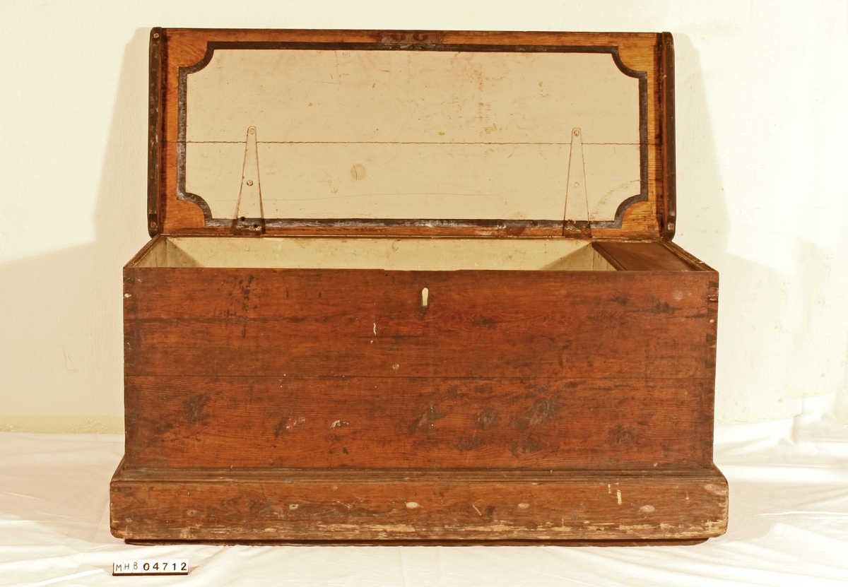 Trapesformet kiste med flatt lokk. Håndtak på begge kortsider. Nøkkel i kista, men mangler lås. Leddik