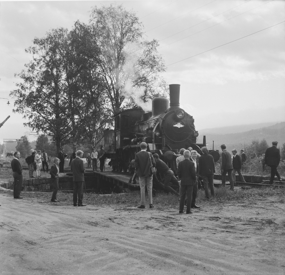 A/L Hølandsbanens veterantog har ankommet Krøderen stasjon. Damplok 18c 245 snus på svingskiven.