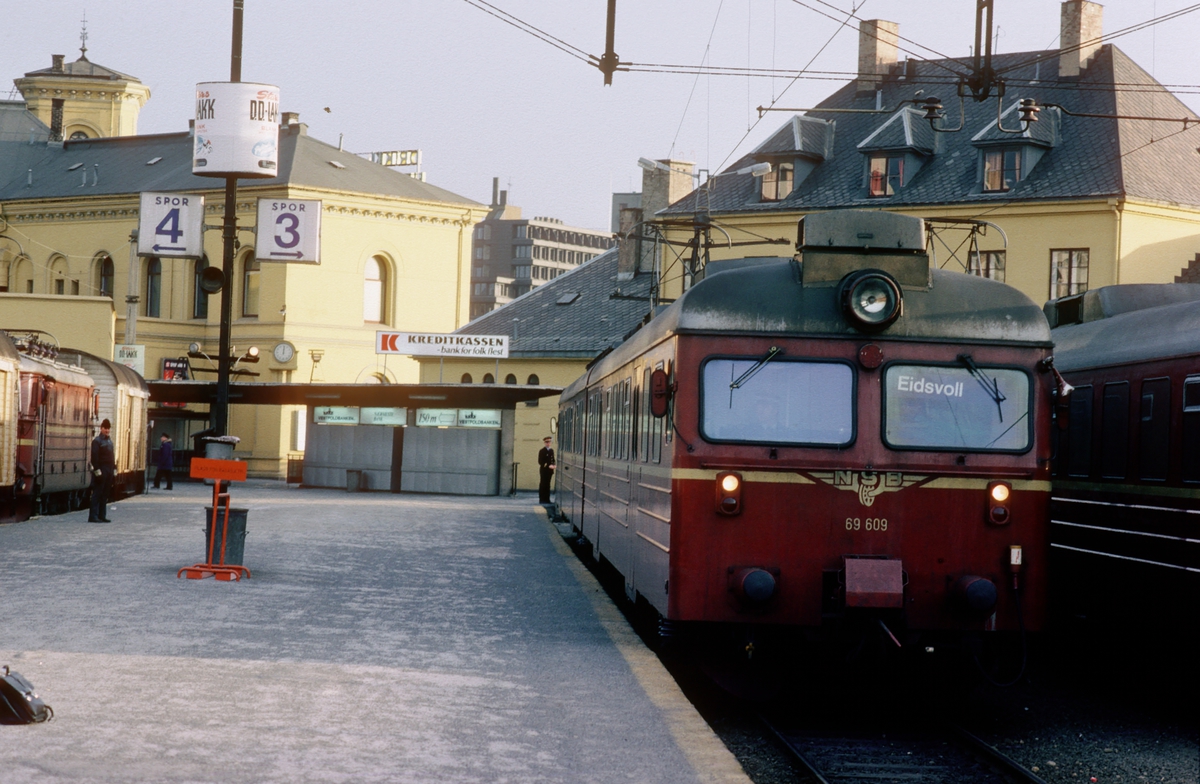 NSB elektrisk motorvognsett type 69 på Oslo Vestbanestasjon. Etter at Oslotunnelen åpnet i 1980 ble det vanlig å hensette togsett som var i trafikk i Oslo Distrikt på Oslo V (som lå i Drammen distrikt). Togsettene ble kjørt som "tomtog", dvs tog uten passasjerer, mellom Skøyen og Oslo V.