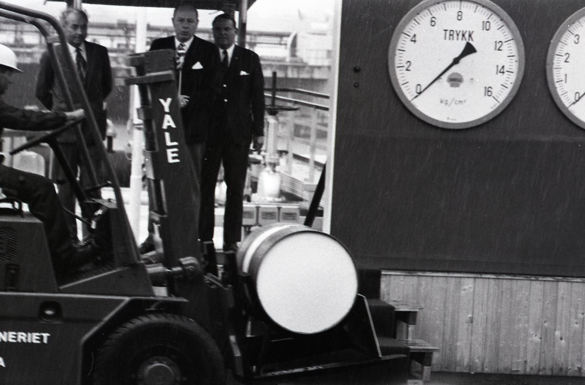 Stavanger - Ilandføring av Ekofisk-olje til Shell-raffineriet på Sola. Oljeflakongen til Kong Olav. Generaldirektør Johan B. Holte. 4. august 1971.