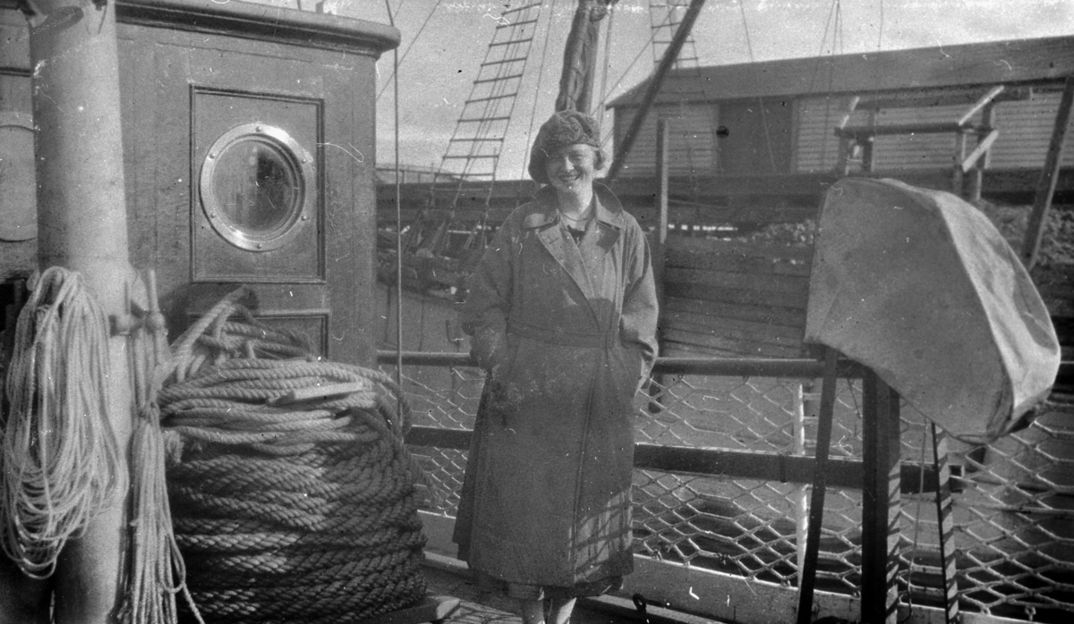 Ingrid Hermensen fotografert om bord på oppmålingsfartøy "Wilhelm Huth". På albumet står det "De glade Huth-dager i 1925".