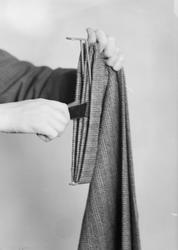 Demonstrasjon av buksehenger, fotografert for kapt. Knudsen