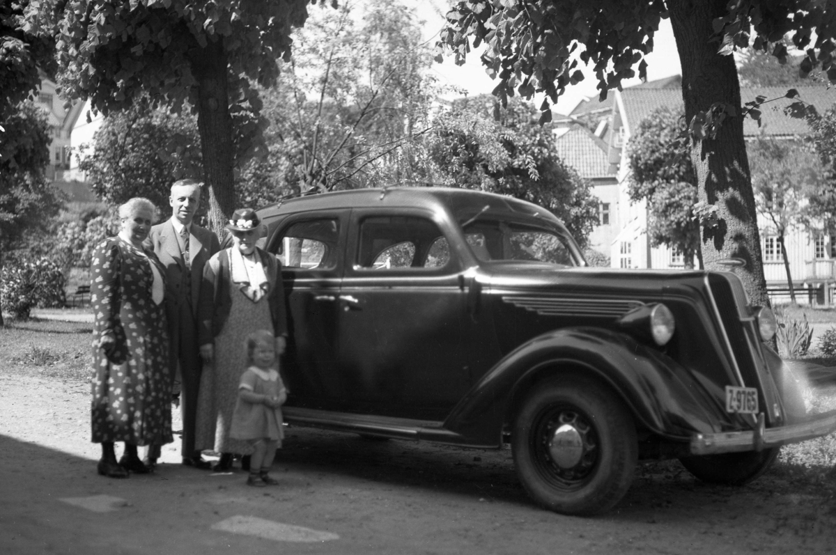 Karen Lyng Olsen, en mann, en kvinne og Kari Bull ved bil, 1939,  i Biørnsborgparken.
Bilen: Nash årmodell 1936, skilt Z-9765.