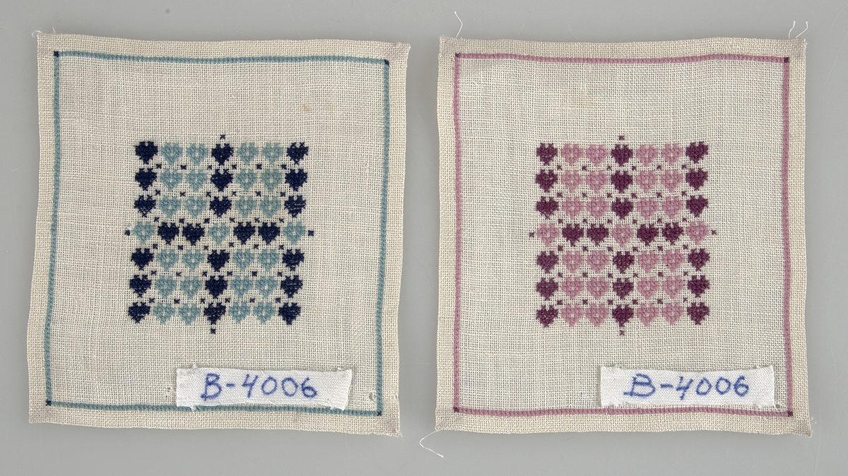 Två små dukar/mellanlägg med motivet, hjärtan, i blå respektive rosa korsstygn. Dukarna är broderade med bomullsgarn på tyg vävt i tuskaft av lin.
Dukarna/mellanläggen är märkta "B-4006".