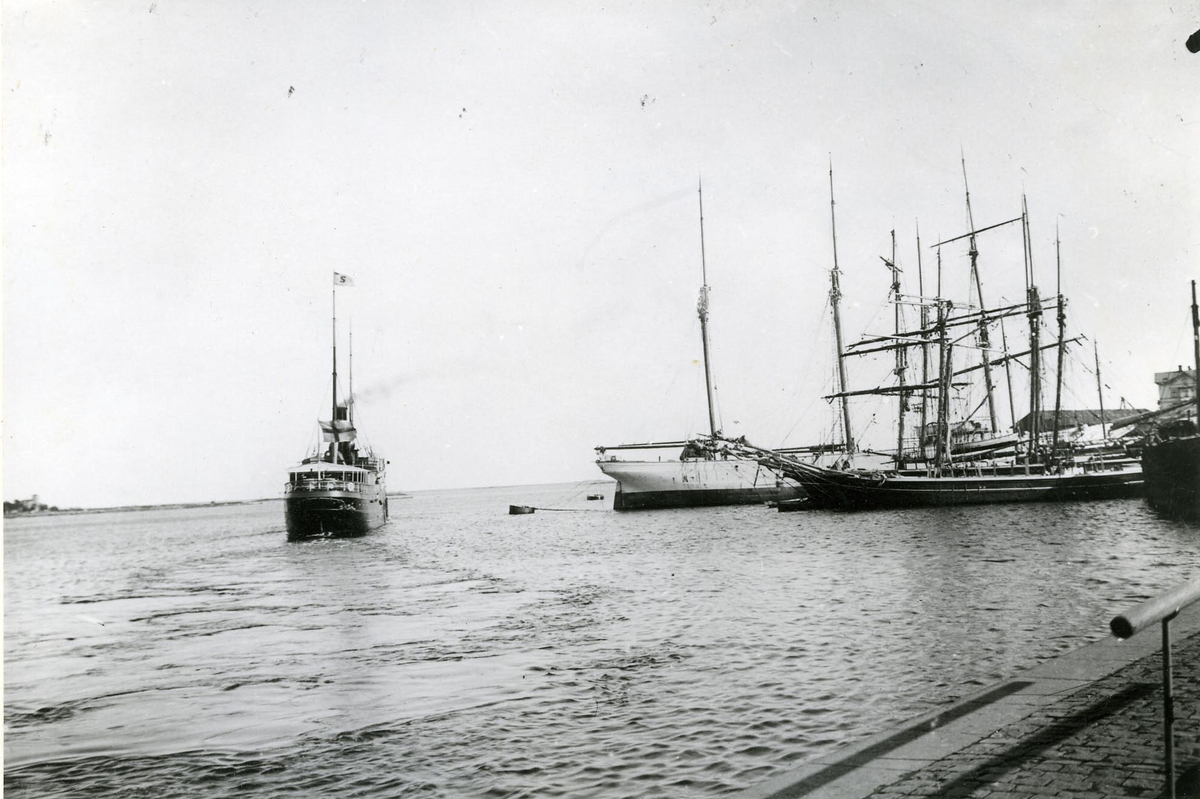 Hamnbild från Oskarshamn på 1910-talet. Passagerarfartyget på utgående är s/s Konung Oscar av Stockholm.