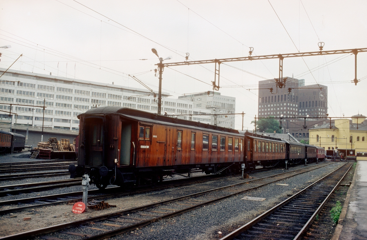NSB personvogner hensatt på Oslo V,  venter på å bli skiftet over i togspor. Vogn 18016 nærmest (BF, tidligere BDFo).