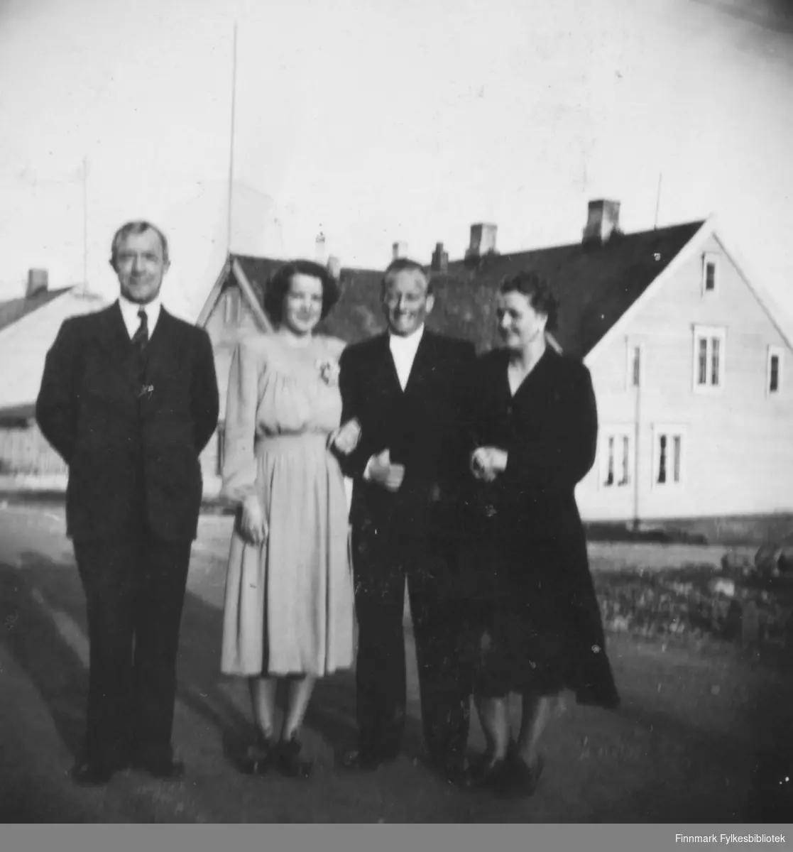 Bryllupsbilde tatt 30.4.1949. Ragnhild Kvam og Fritz Ebeltoft giftet seg denne dagen. Her er det tatt bilde av dem ute i Slettengata. Til venstre for brudeparet står Halfdan Kvam, til høyre Svanhild Kvam