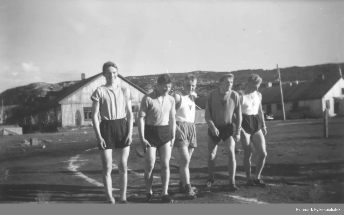 Løpere fra Vadsø turnforening på Kirkenes idrettsbane, antakelig på begynnelsen av 1950-tallet