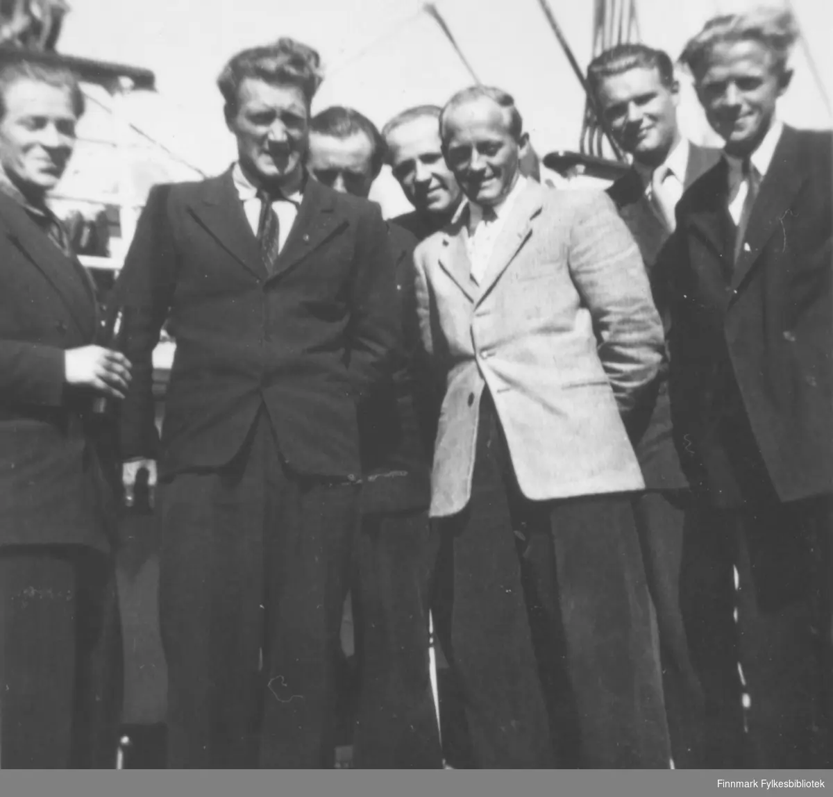 Flere menn fra Vadsø på hurtigruta på vei til eller fra en militærøvelse, kanskje til Drevjamoen? Bildet ligner veldig på 05045-039, som er datert 1955-1956