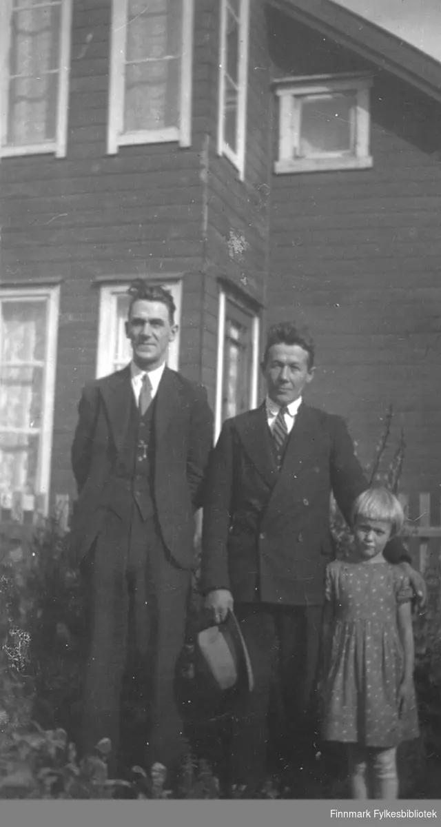 Fra venstre Einar Akermann Olsen og Fridtjof Leiknes med datteren Ingrid. Bildet er tatt ca. 1937-1939
