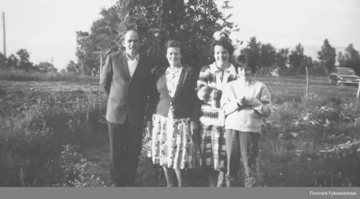 Familien Ebeltoft på besøk hos Fritz Ebeltofts tante Astrid Andreassen i Alta, ca. 1962. Fra venstre: Ukjent, Astrid Andreassen?, Ragnhild og Torill Ebeltoft