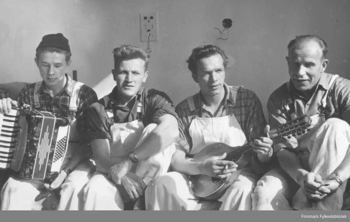 Vadsø-malere på jobb i Vardø 1958, inne i nybygget til Vardø sykehus, som var ferdig gjenreist i 1959. Fra venstre: Kjell Pettersen, Ragnar Johansen, Jakob Ratikainen, Håkon Jankila