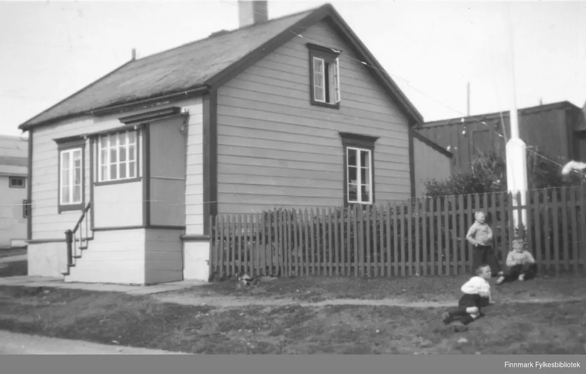 Huset til urmaker Andreas Berg og kona Marie. Bildet er tatt i Oscarsgate ca. 1935-1936. Tre gutter leker utenfor