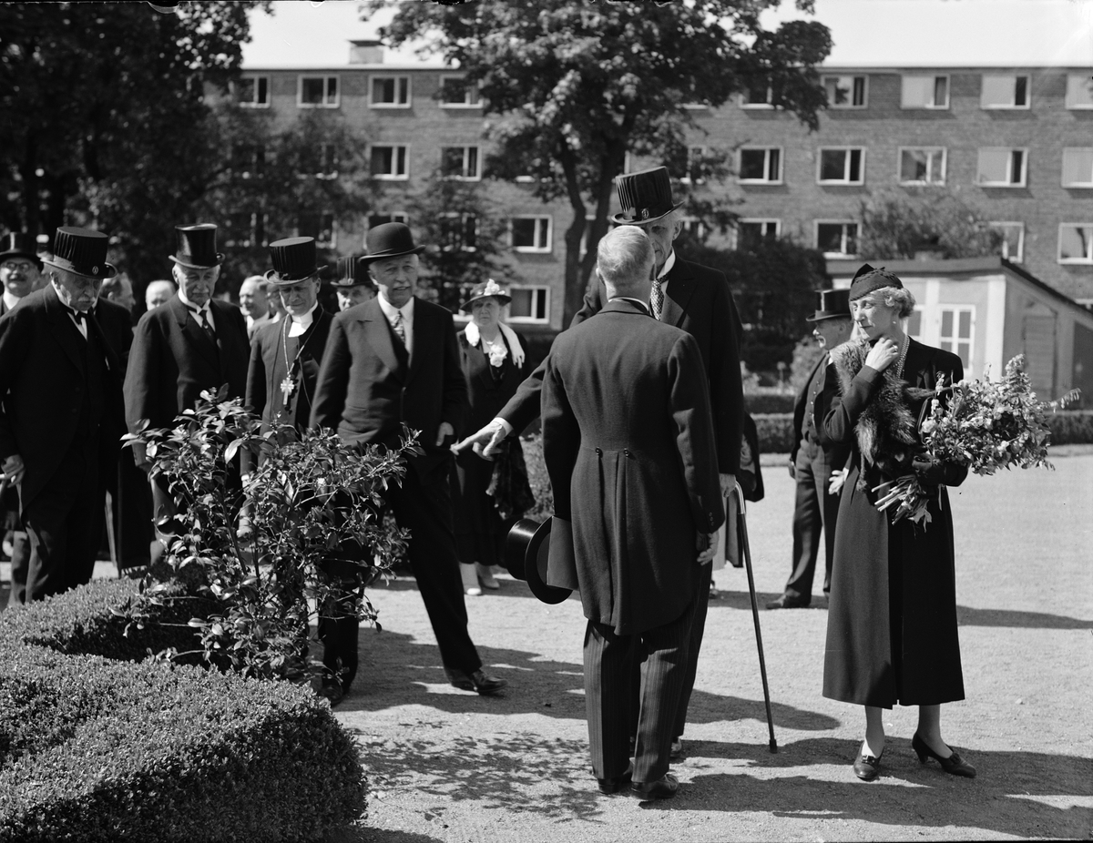 Prinsessan Ingeborg med sällskap i Linnéträdgården, Uppsala 1937 ...