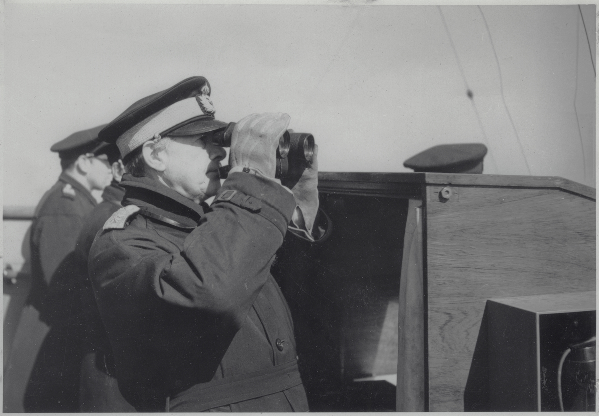 Amiral Tamm, chefen för marinen, på kommandobryggan på minsveparen Kullen, 20/4 -43.