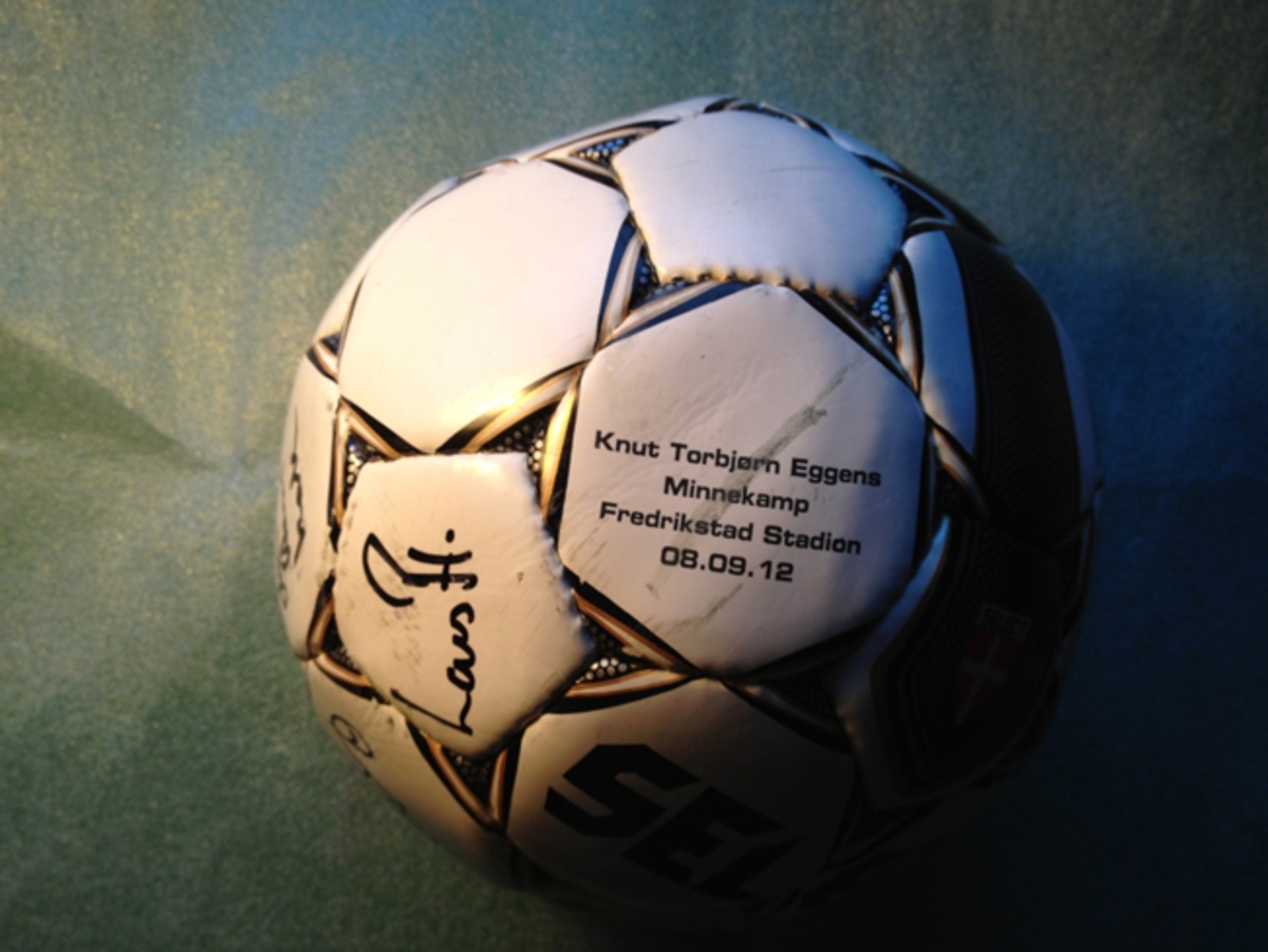 Ball brukt til Knut Thorbjørn Eggens minnekamp på Fredrikstad Stadion 08.09.2012.