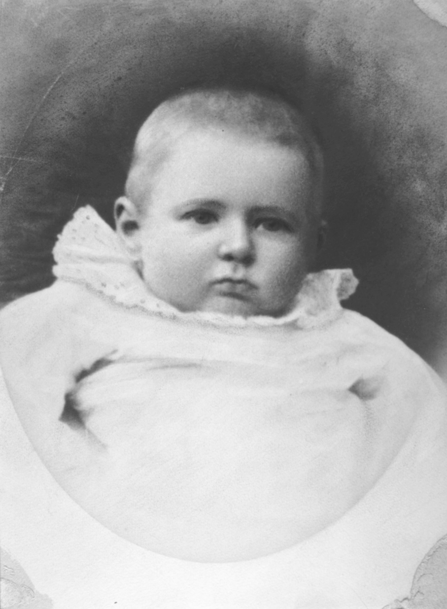 Et reproforstørrelse av familieportrett fotografet hos Emilie Henriksen. Gottfred Pedersen som baby tatt ut av familiebildet fb.83278-002.