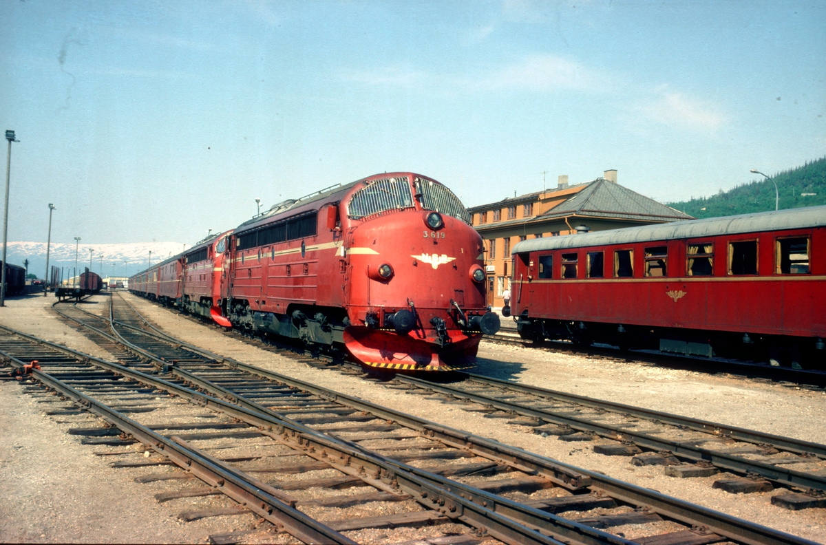 Sørgående dagtog, tog 452, i Mosjøen med to lokomotiver type Di 3. Til høyre motorvogn type 86 som gikk i lokaltog Mo i Rana - Mosjøen - Mo i Rana.