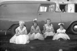 Fire kusiner poserer med sine nye finkjoler. Fra Venstre til