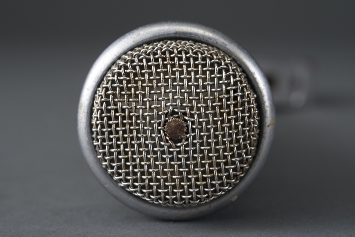 Dynamisk mikrofon med nyrekarakteristikk. Frekvensrespons 60-15000 Hz.
