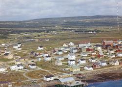 Flyfoto av Vadsø, 1963. Fabrikkkaia ved Prestelvas munning n
