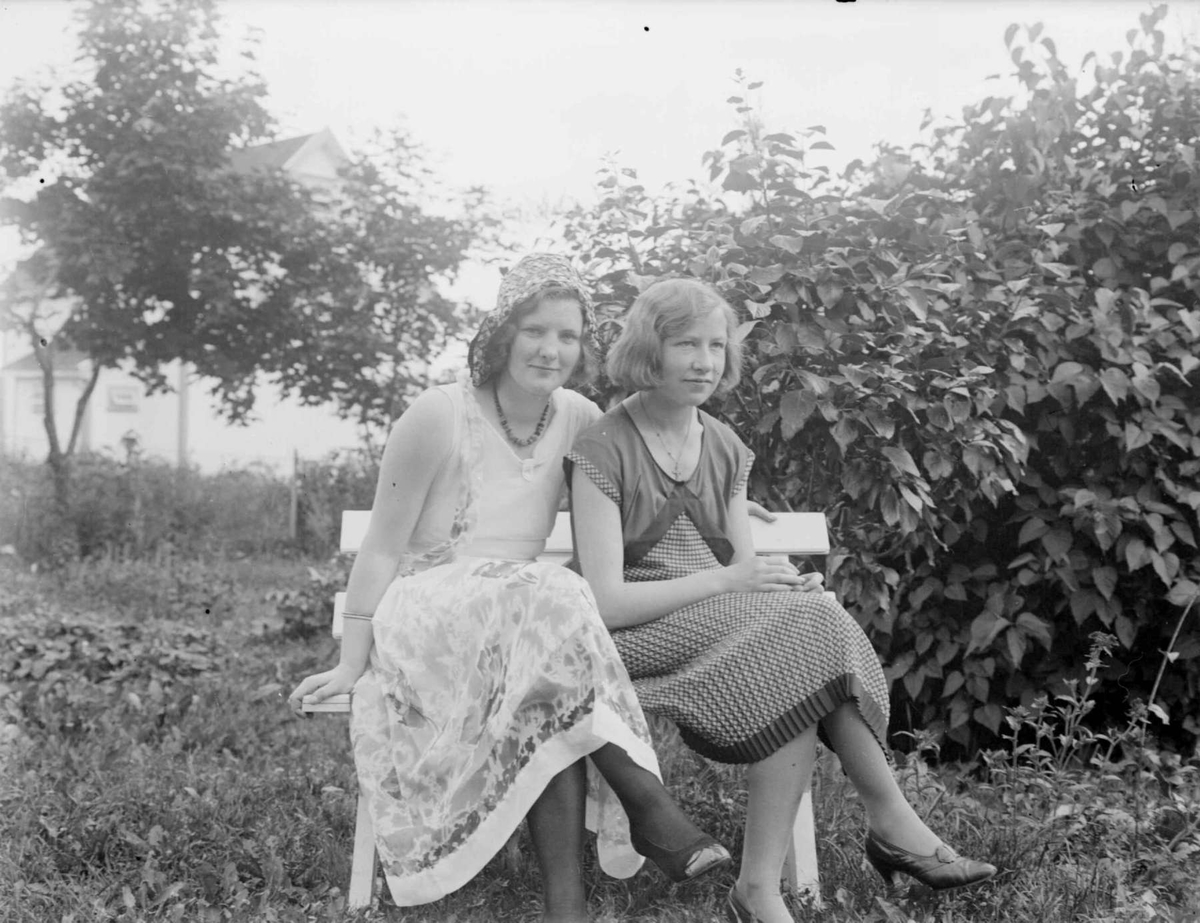 To kvinner i hagen. Ruth Kristiansen og Eldrid Garmo.