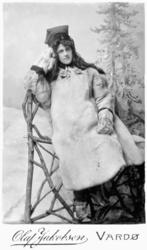 Portrett av ukjent kvinne. Hun er kledt i skinnklær og skall