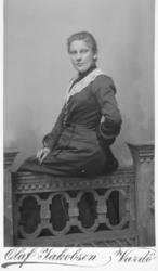 Portrett av ukjent kvinne. På bildet er hun kledt i en mørk 