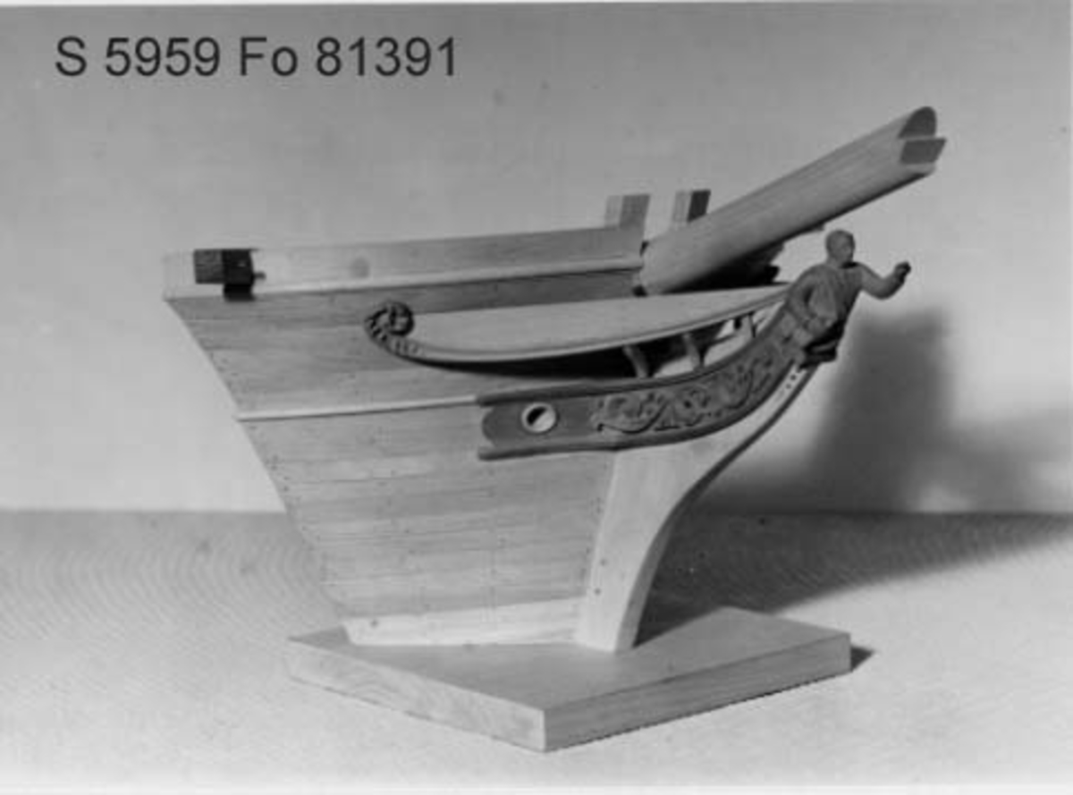 Modell av förskepp till träsegelfartyg, barkskepp, efter plansch XI i Kierkegaard Praktisk Skeppsbyggnadskonst, byggd på klots av al. Galjonsbild, galjonsknä av päronträ, svagt laserad inombords, oljad utombords.