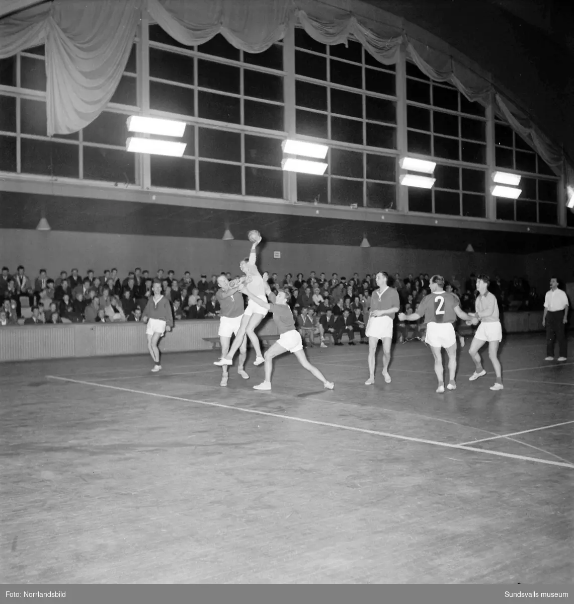 Handbollsmatch i tennishallen, Heffners-Sollefteå. Mellan de två hukande spelarna på första bilden syns Sollefteåspelaren Gustav-Adolf Jansson.
