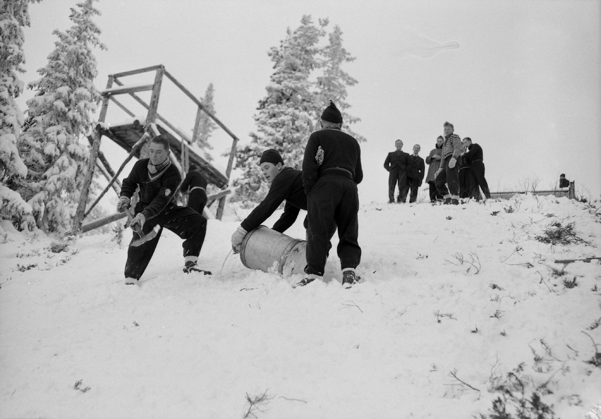 Preparering av Skistubakken. Arnfinn Bergmann og Knut Ulleberg vanner ...