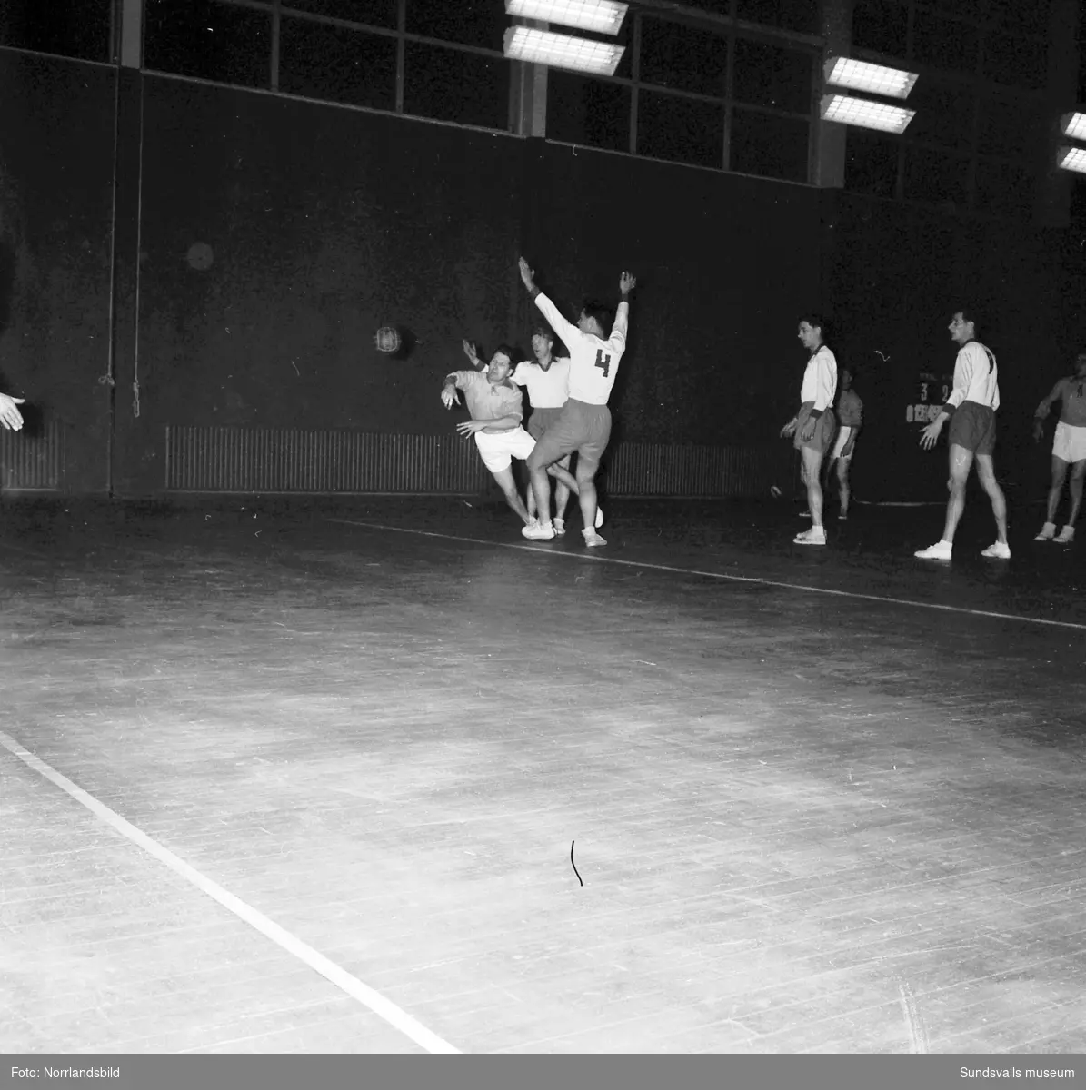 Handbollsmatch i tennishallen, Hudiksvall-Heffners 15-10.