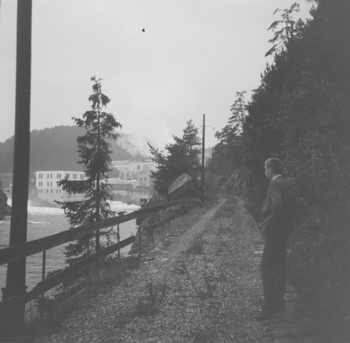 Langs den opprinnelige traseen etter jernbanen ved Skotfos Brug, Norges første elektriske jernbane.