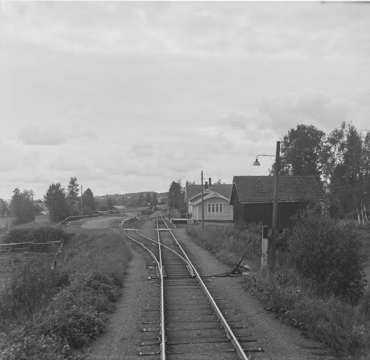 Kolbu stoppested på Skreiabanen . Utsikt fra bakerste vogn i A/L Hølandsbanens veterantog fra Eina til Skreia.
